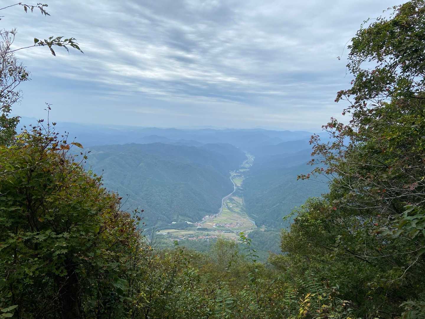 山頂手前の眺望ポイント
登りの時はまだ少し霧が残っていたが、下山時には麓の集落がはっきり見えた
