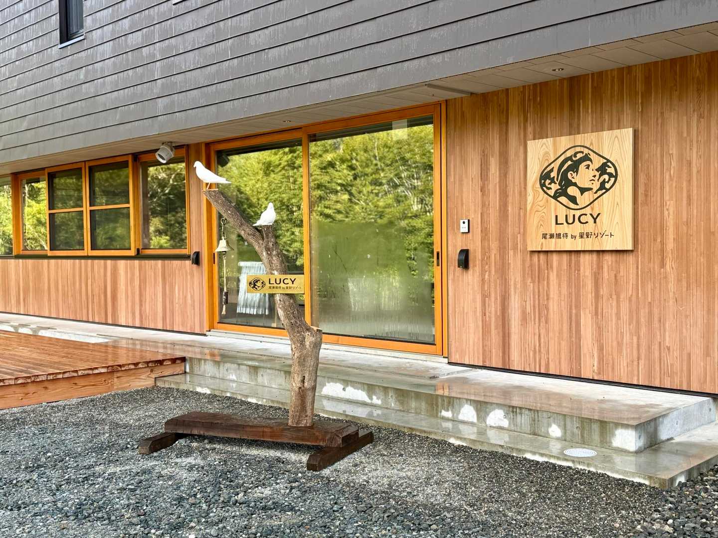 星野リゾート？

調べたら2025年9月1日に開業したばかりの山ホテルブランド「LUCY（ルーシー）」だったみたい😆