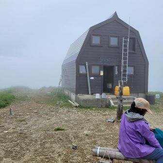 管理人さんとお話。
くまが小屋近くにきたとのこと。
この先はいくつか雪渓ありとのこと。
小屋番さんがさわやかでお話して元気がでましたー。