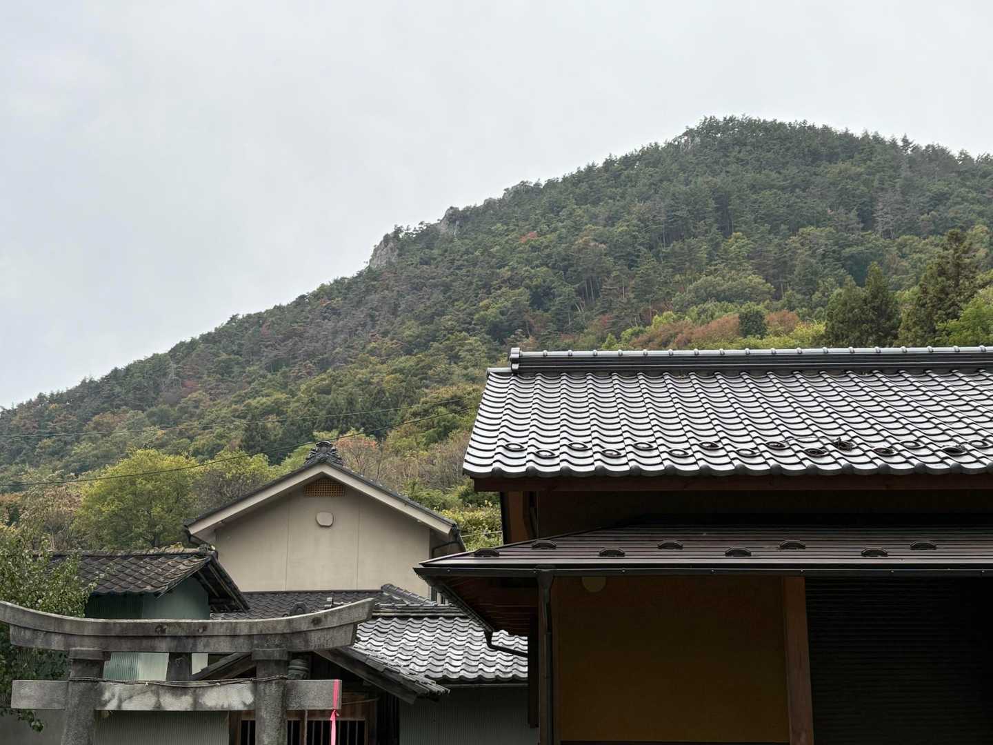 裏にはこれから登る飯綱山