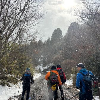 手袋をインナーアウターを何パターンかテストしたり、
アイゼン、スノーシューつけ外しは前回より早く確実にできました

服装はいつも悩みどころでしたが今日は一番汗をかかずまた適度に衣服調整タイムを設けていただくことで体温調整は今までで一番最適でした