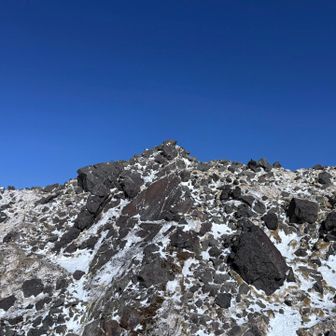 本当の頂上はあっちですね。
谷を下って登り返します😓