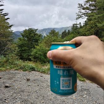 テントを張り終え、至福の一杯！🍻あいにくの天気で明神岳はあまり見えませんが、思う存分ゆっくりします🫠