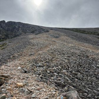 杓子山をあとにし山頂を見上げる✨