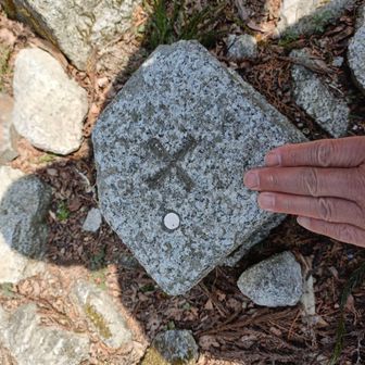湧出岳三角点にタッチ