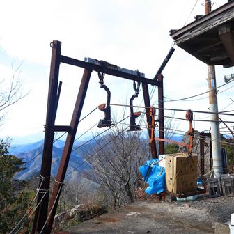 ロープウェイで荷揚げしてました