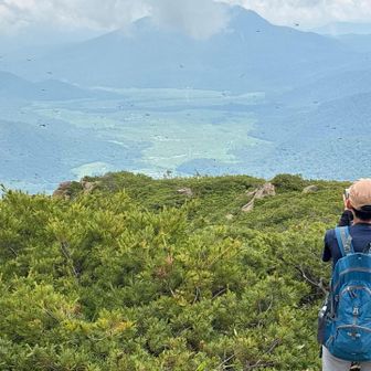 至仏山頂からの尾瀬ヶ原と燧ケ岳、左に尾瀬沼が白く見える