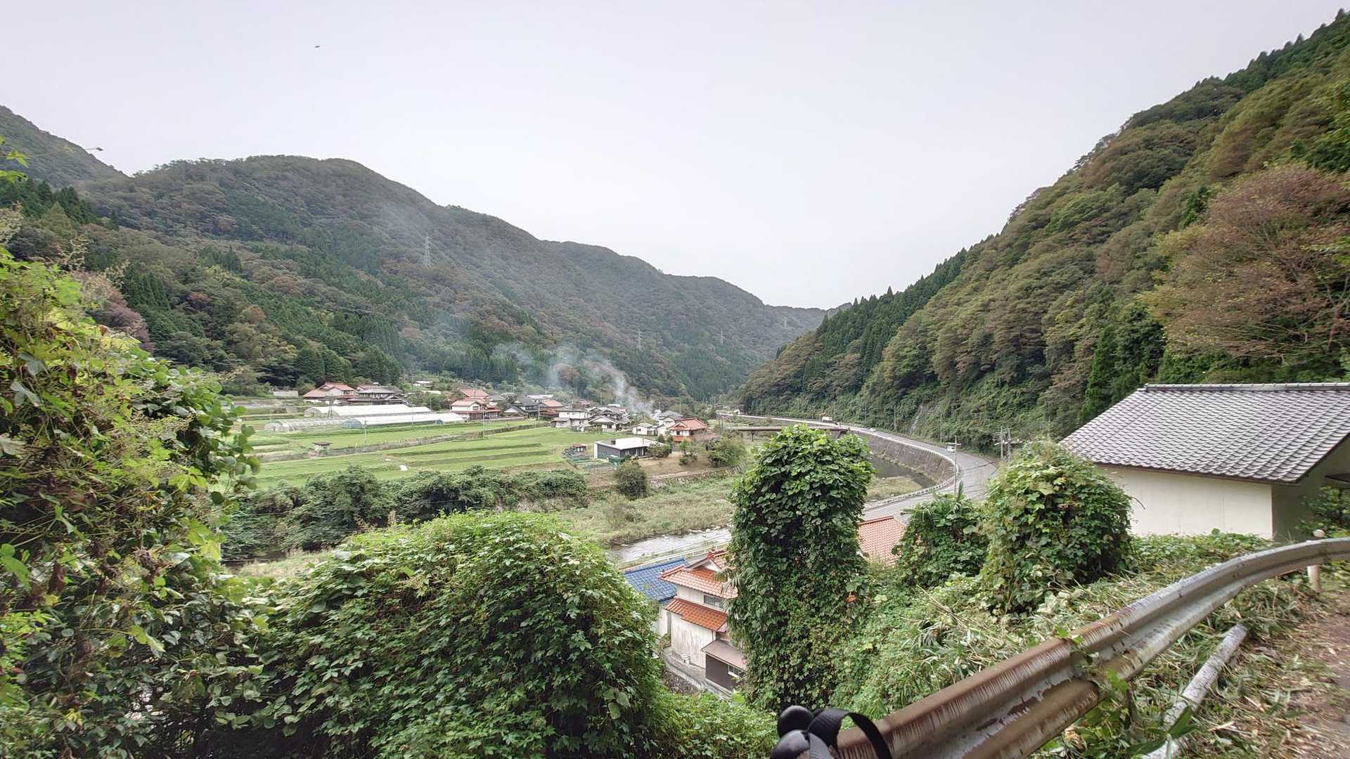 人里に降りてきました。なんか日本昔ばなしにで手てくるような風景です。