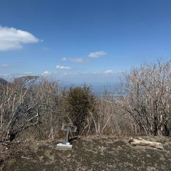 矢岳の東側は春霞でボヤけてる