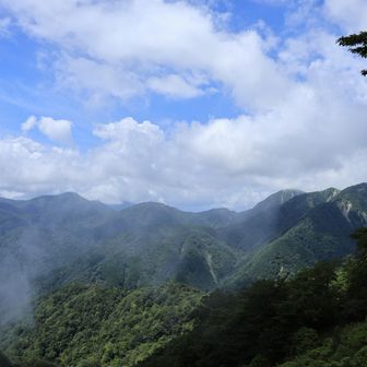下山中に蛭ヶ岳方面