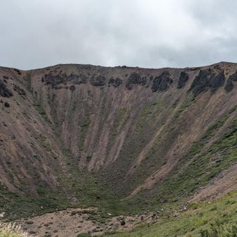 いまは休火山。お鉢の底までは70ｍほどらしい