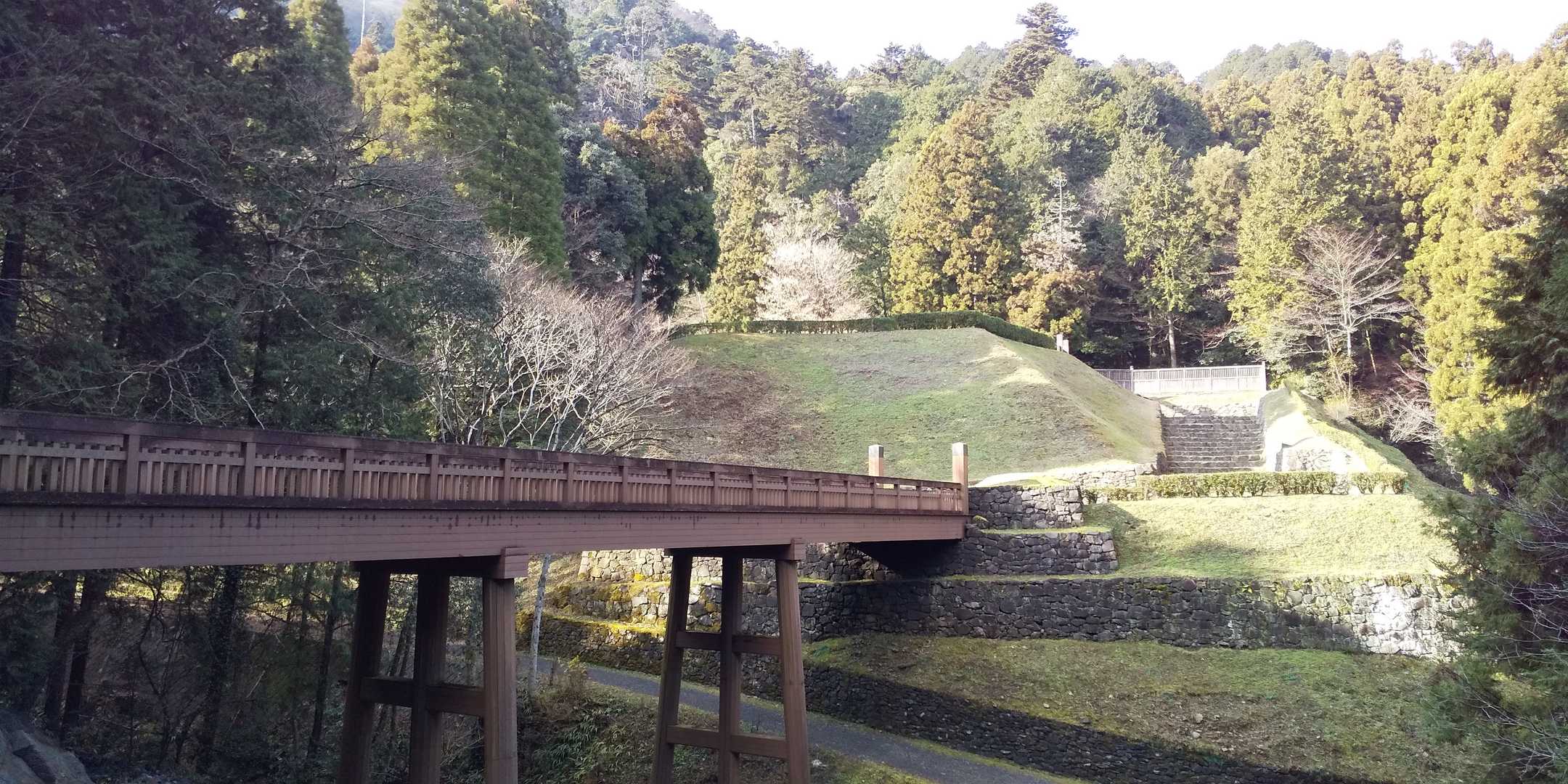 曳橋を渡り御主殿跡へ向かいます。