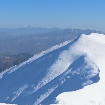 一ノ倉岳と、奥に日光白根山～錫ヶ岳～武尊山　

時間が押してるからまったりできないけど、ランチにしましょう🍜