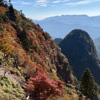 小普賢岳　向こうに大台ヶ原