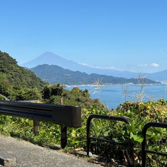 由比側の駐車場から、10月も下旬になろうかと言うのに富士山はまだ雪が無いっ！
