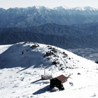 南アルプスを背景に将棊の頭と西駒山荘🏠