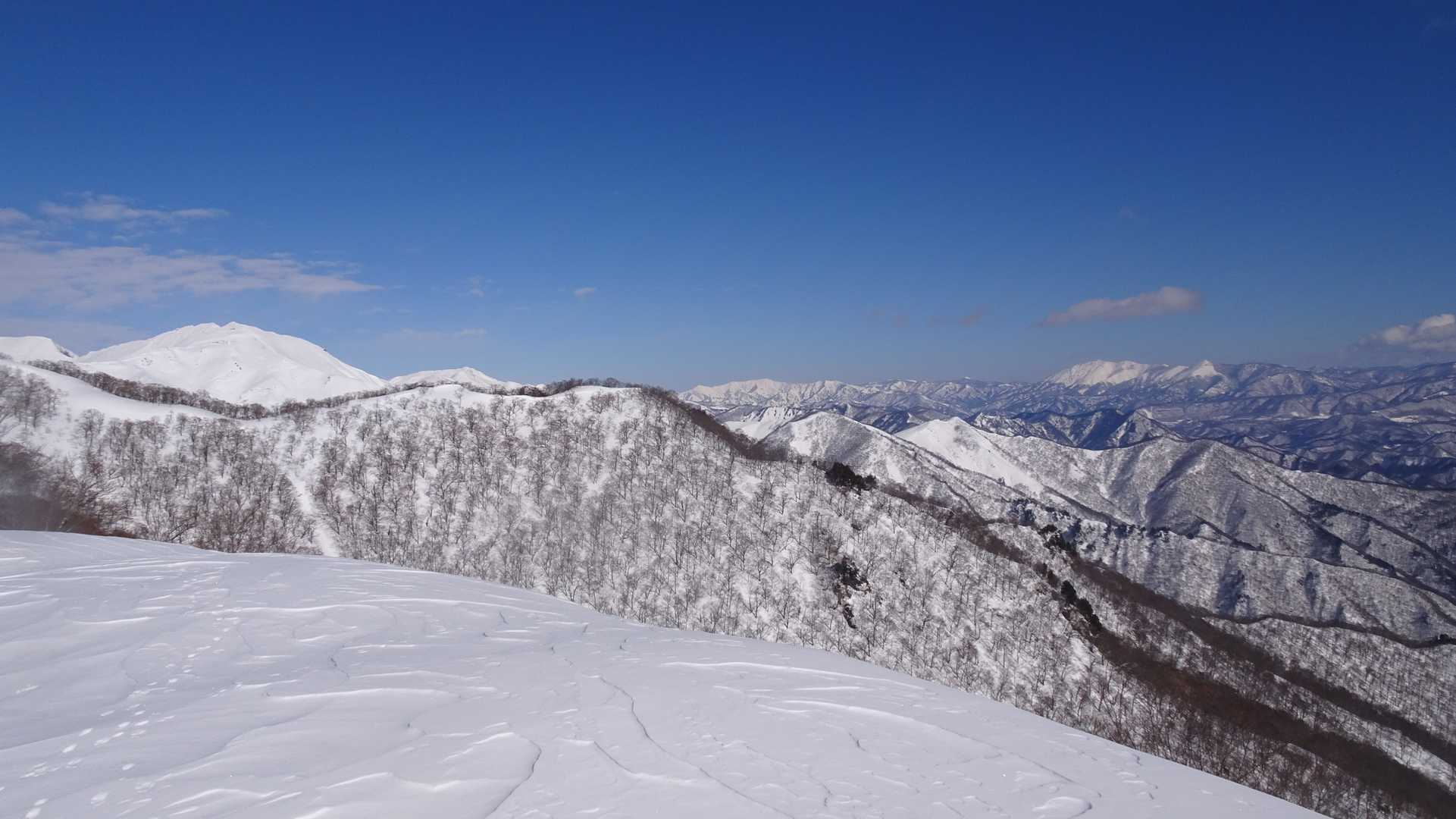 左の白いお山は朝日岳（らしい😊）
新潟側も晴れている。