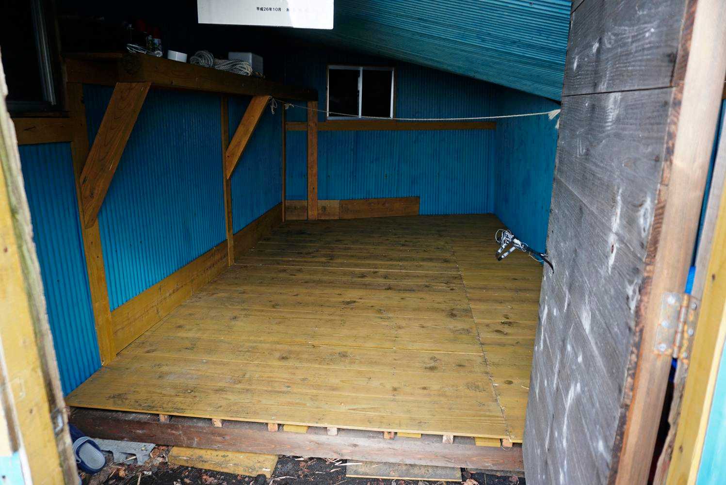 天然の岩の空間に床、壁、天井が貼ってあるワイルドな避難小屋♪定員4人ほど。詰め込んで6人かな〜。