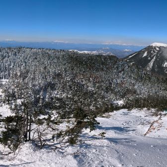 これが火口わかりやすいですかね？
奥が火口壁で窪んでるとこが火口🌋北南峰は火口壁のピークです