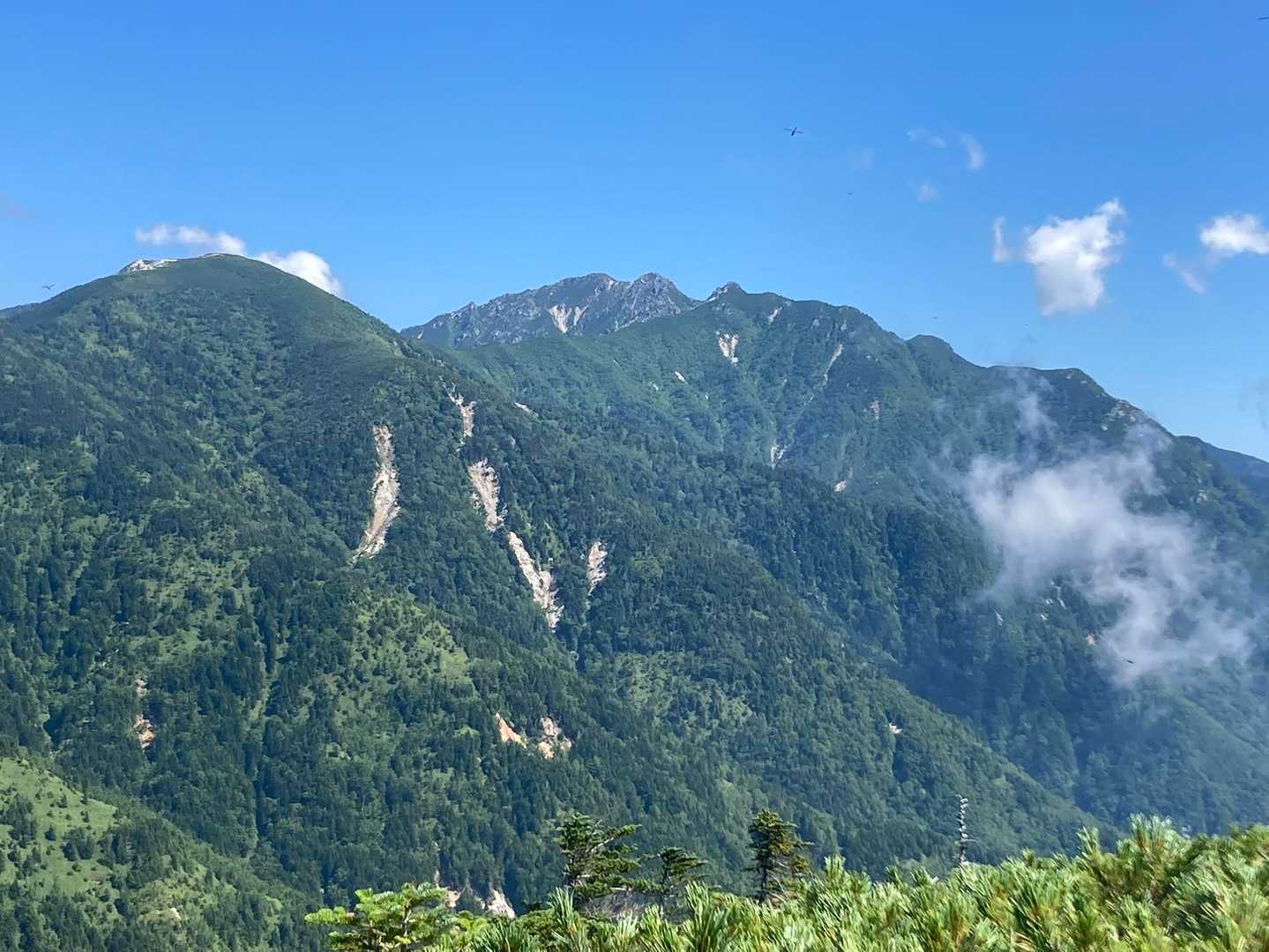 あれは
手前のお山が奥念丈岳⛰️でしょうか
