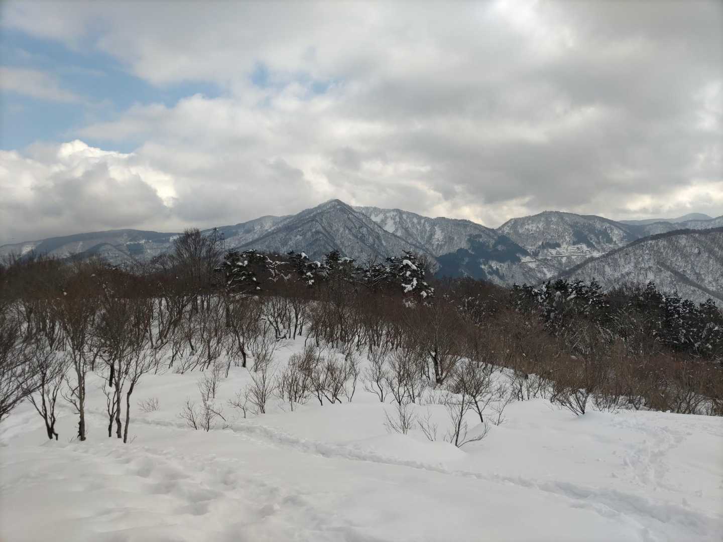大平展望台から見た景色。本日薄日が差して気持ちいい😁こんな、雪山楽しいなんて♪