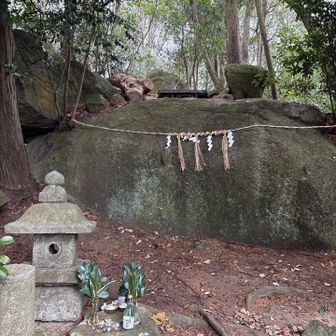岩🪨が御神体なのかな？