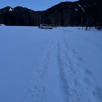 出発時点で雪かき済みスペースの３〜４台分に3台くらい埋まりました。その後も積もった雪の上に６台くらいは最終的に停めた感じ。雪の中に入るのを嫌ったのか路駐も数台ありました