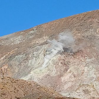 一切経山方面の急斜面からガスが吹き出しているようだ