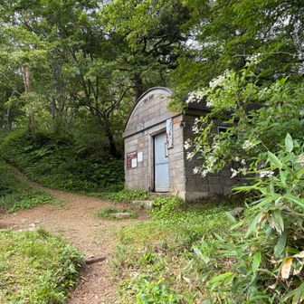 避難小屋、左奥に携帯トイレの小屋あり