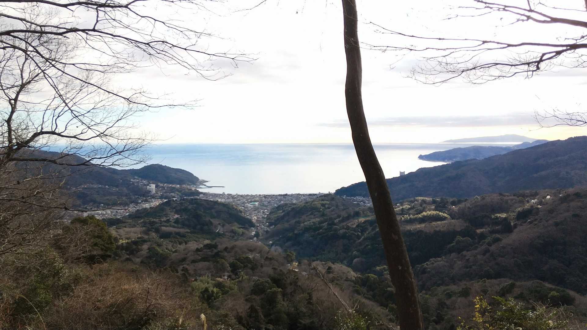 おぉ～、海だ～🌊
右側奥にうっすらと大島が見えます。
左側は宇佐美市街地ですね。
宇佐美漁港もはっきり見えます👀