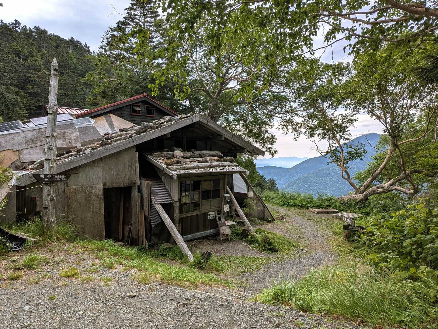 徳本峠小屋。
大正十二年から営業してるとのこと。
今年で103年と長い歴史のある山小屋とのことです。
本当は島々からのクラッシックルートで来たかったなぁ😭