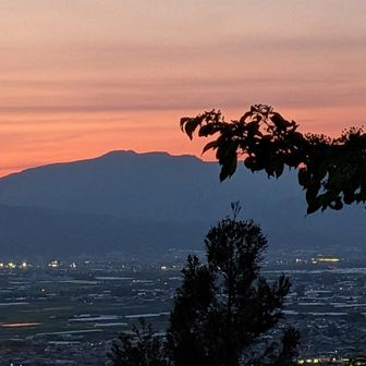 あれからどれくらい経ったのだろう　沈む夕日をいくつ数えたろう　と歌いたくなりました🎤