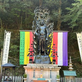 ここの右側から山道へ