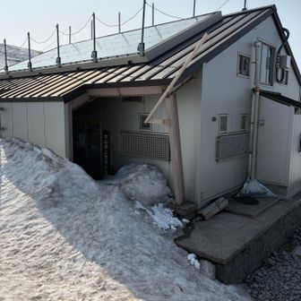 山頂避難小屋　中でランチタイム🍙