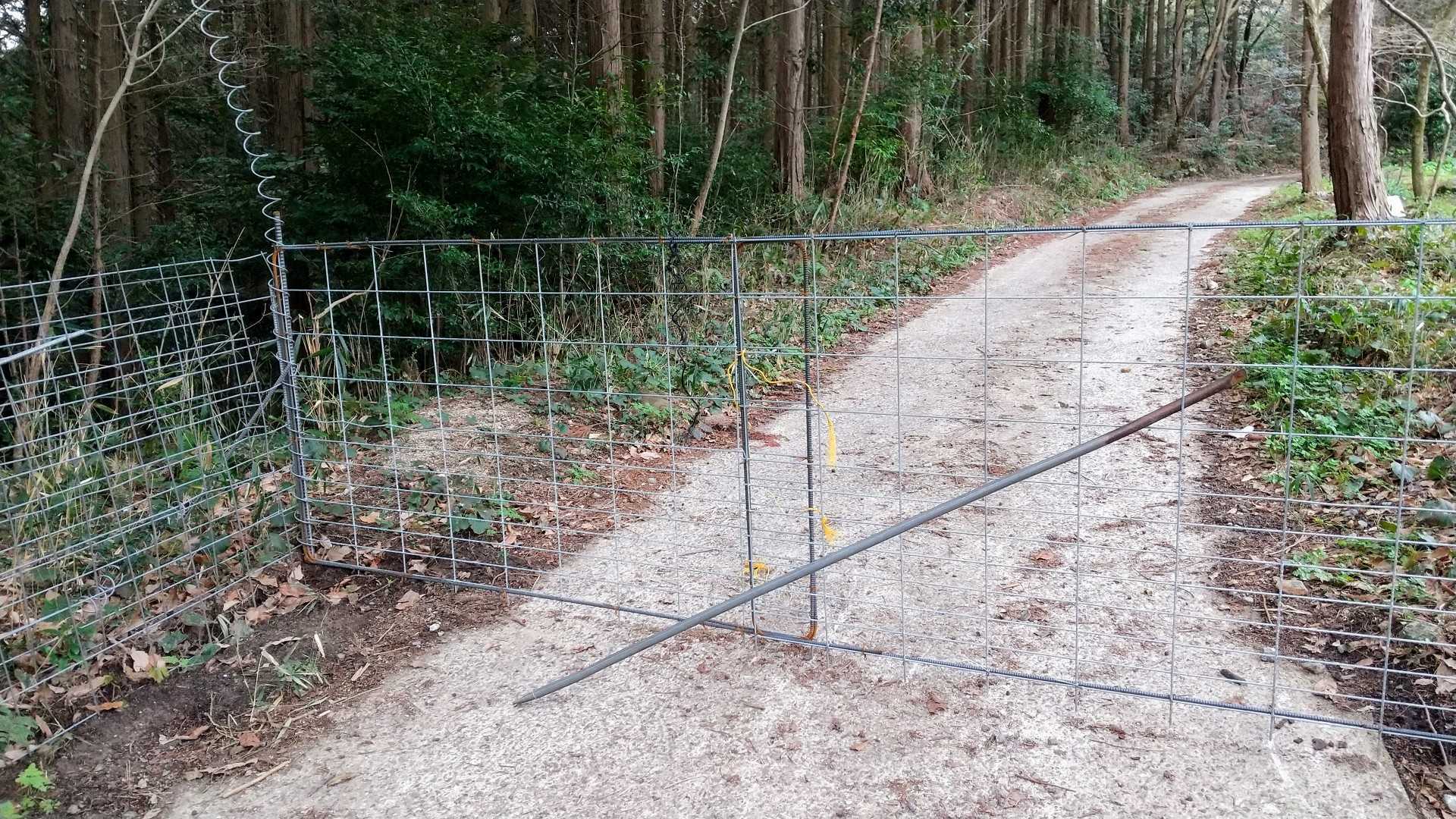 自動じゃないので自分で開けます。
開けたら必ず閉めましょう。