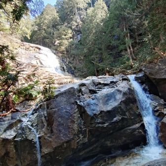 小さな滝がアチコチ。川上に不動滝が見えています