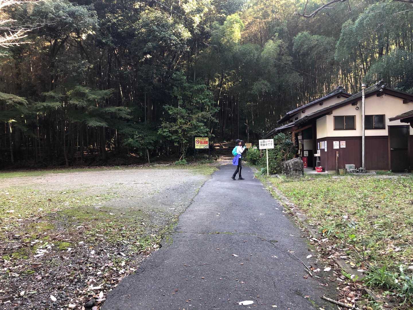 左が駐車場
右がトイレ紙あり