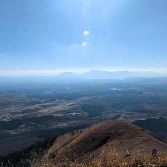 遠くに根子岳と阿蘇がうっすらと見えます🙆