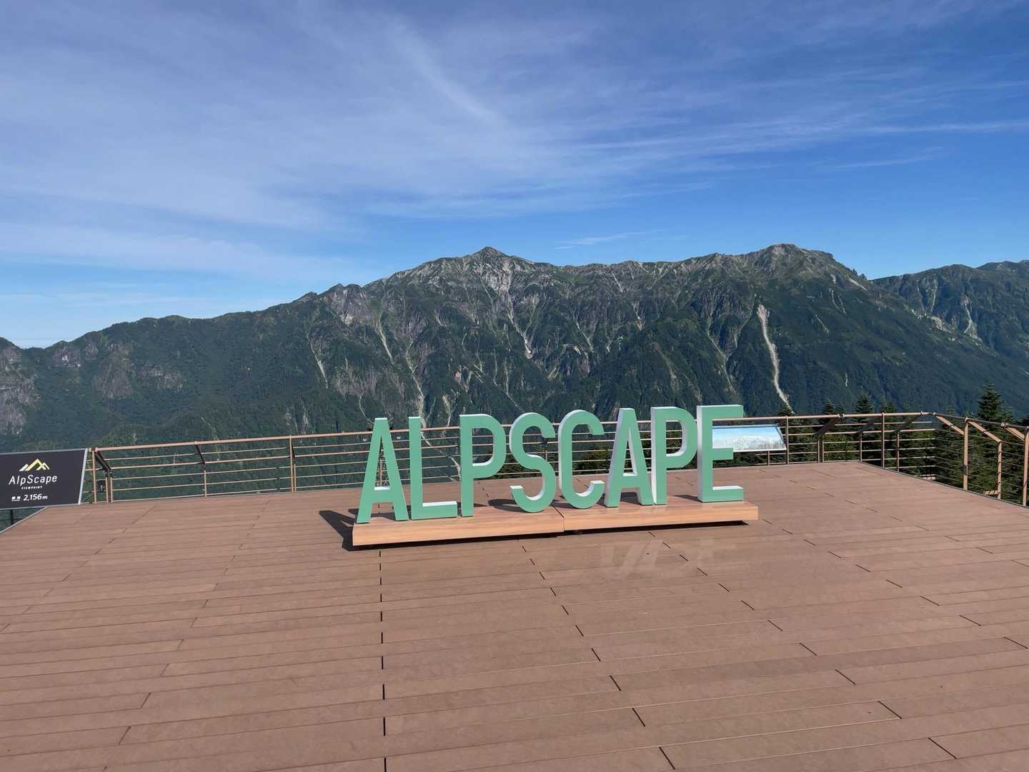 西穂高岳 | 峻険な12の岩峰が連なる稜線を越えて、ジャンダルムと対峙する頂への写真