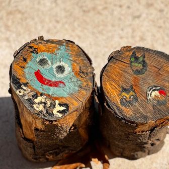 子供が作ったであろう丸太のアート🎨