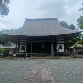 立派なお寺やぁ
下の無料駐車場に停めさせてもらったからお賽銭入れようと思ったら入れる所ないのよ
