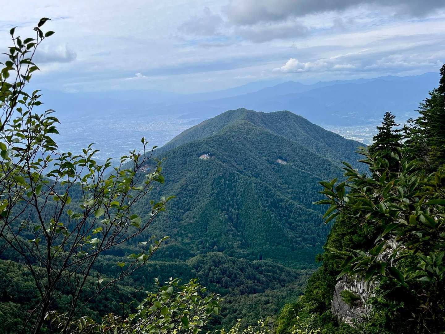 樹林帯が続きますが、開けたところで先ほど登った大栃山が見えました
見る場所によって富士山に似ていることから「黒駒富士」の別名を持つそうですよ
どこから見るといい？
