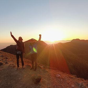 新潟 焼山山頂からの日の出🌄
背景は、火打山〜妙高山
記念撮影📷️!