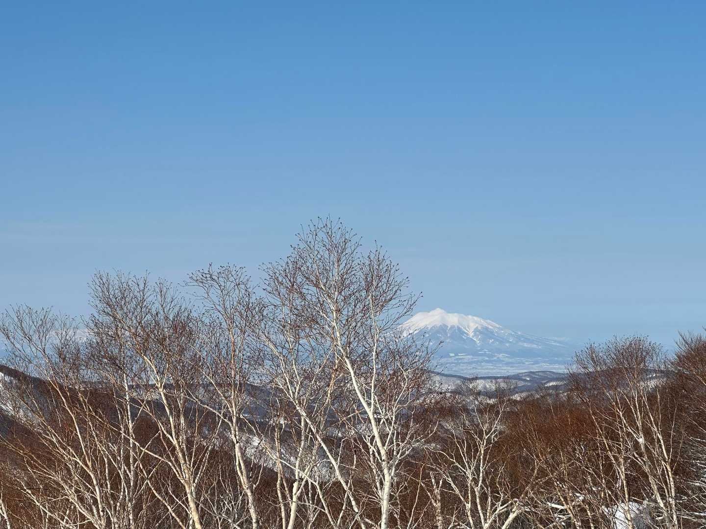 遠くに　岩木山が　クッキリ