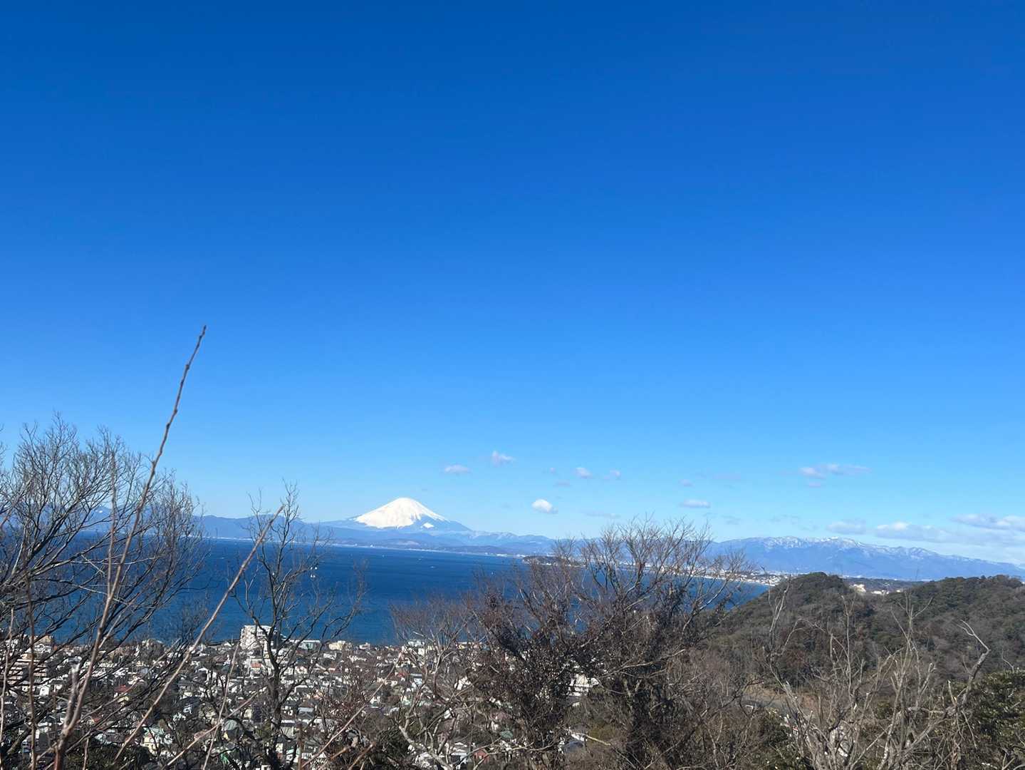 青い空と海、雪化粧をした富士山🗻、キレイです。