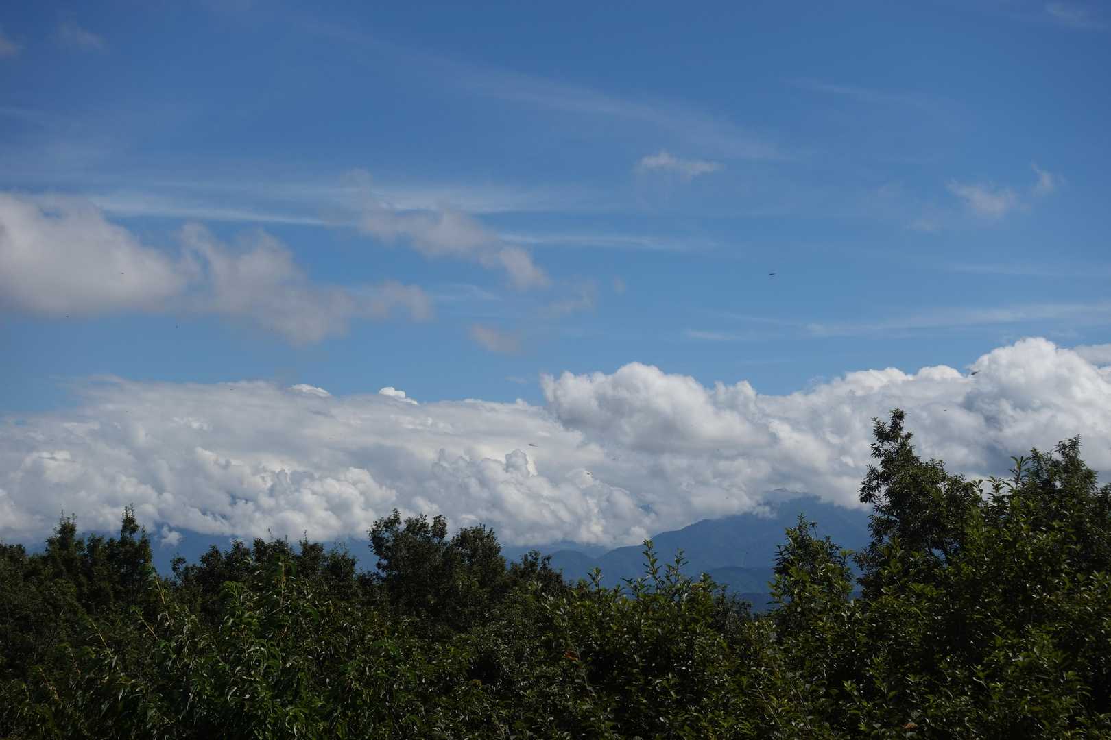 📸山頂奥の展望台からの眺め。
立山連峰は雲の中