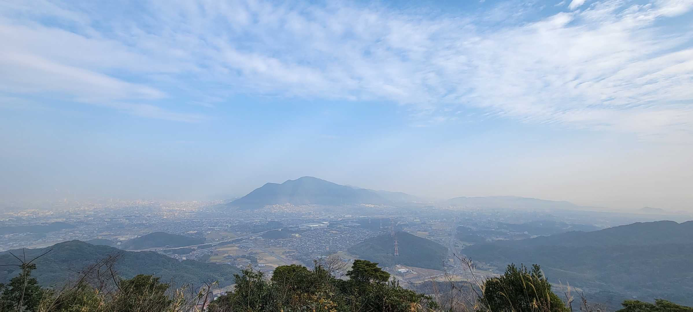 山頂からの足立山方面