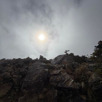 まもなく小仙丈ヶ岳♪
太陽頑張って✨