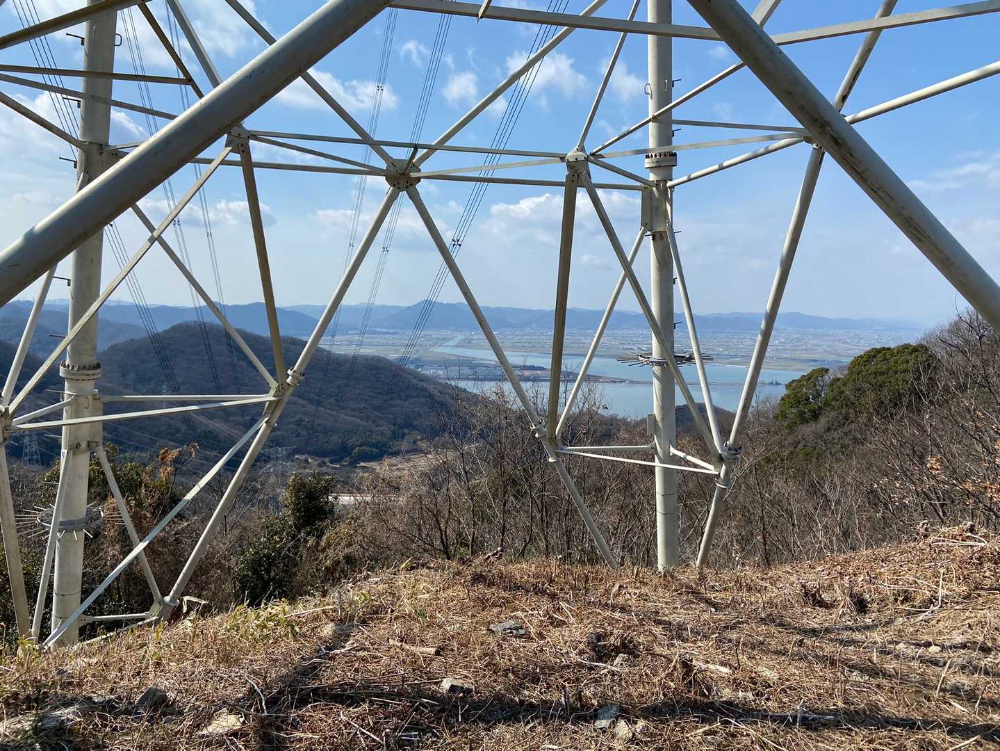 金甲山へ向けて歩きます。　
鉄塔あります。