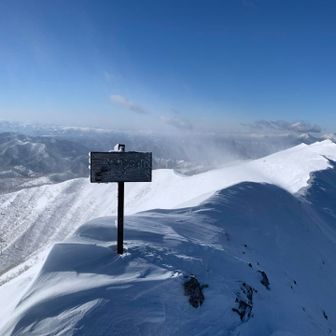 そして10時30分頃、厳冬期のウペペ本峰の頂に立つことが叶いました。頂上は極寒の世界でしたが、そこには絶景が。
